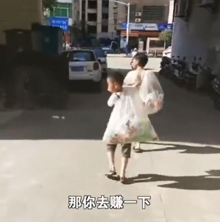 善良孩子捡废品的妈妈是谁，母亲捡废品 儿子开豪车来接