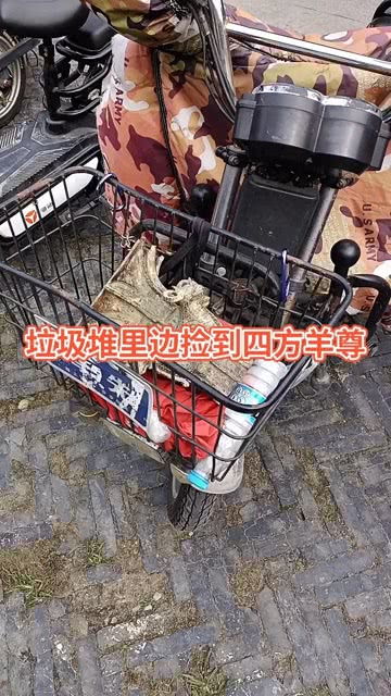 捡废品的爷爷，小伙捡废品