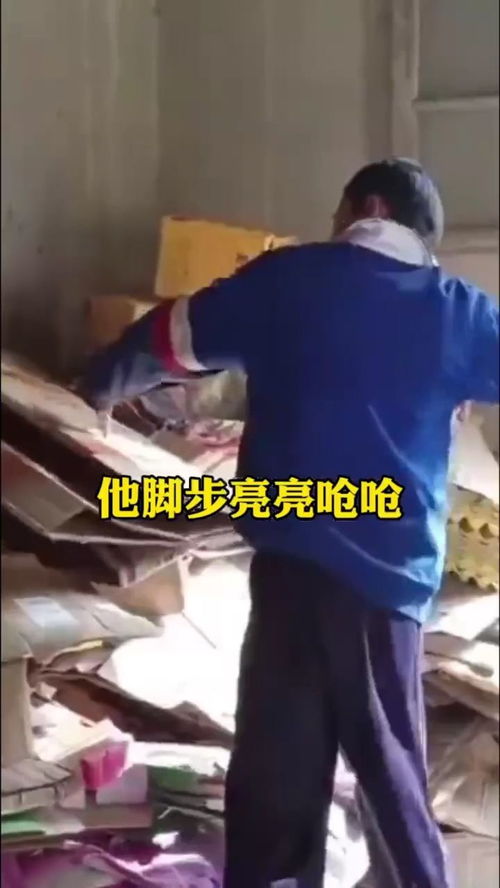 小伙大学捡废品视频，男孩捡废品