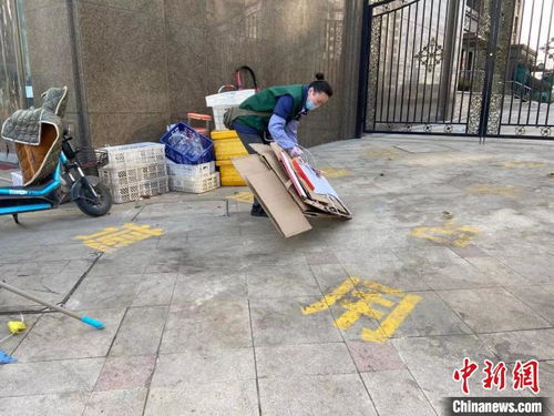 他曾背着母亲一起上学,靠捡废品维持生活,大学毕业后怎样了