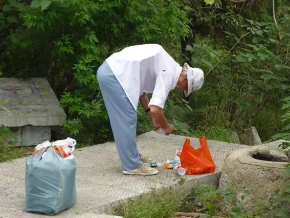 年轻人捡废品丢人吗?