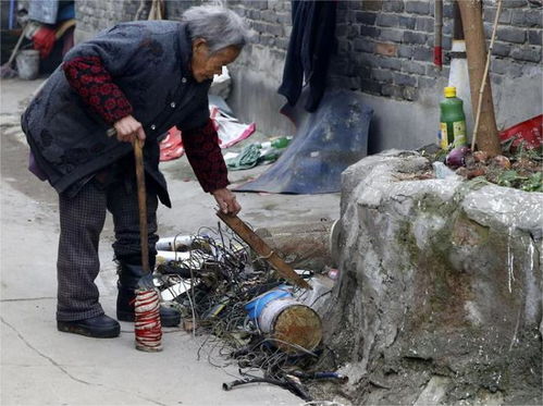 独居老太捡废品图片，独居老人捡垃圾