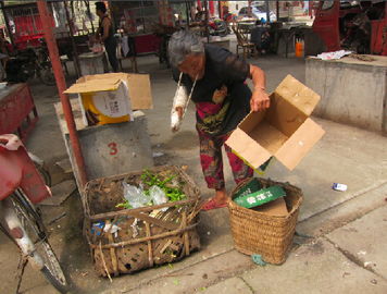 捡废品的小男孩养父亲，捡废品能养活自己吗