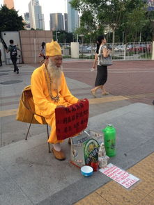 乞丐捡垃圾，捡垃圾的老乞丐