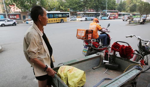 大爷小区收废品视频，在小区收废品