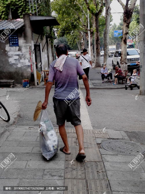 小区的老太太和老头,天天乐此不疲的捡纸壳,他们捡的目的是什么?_百度